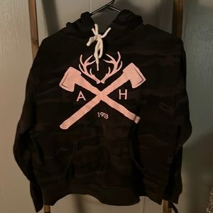 No stains or tears! Got as a gift doesn’t fit!